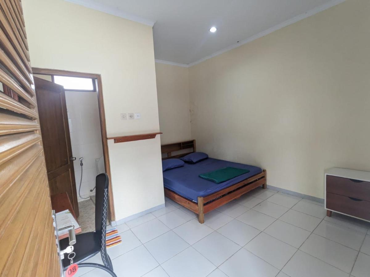 Rumah Pagar Merah Homestay Yogyakarta Esterno foto